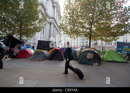 besetzen London Demonstranten Saint Pauls St Pauls Campingplatz Zeltstadt mit Stadtarbeiter vorbeigehen Stockfoto