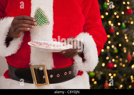 USA, Illinois, Metamora, Großaufnahme der Hände des Santa Claus Holding Cookie Stockfoto
