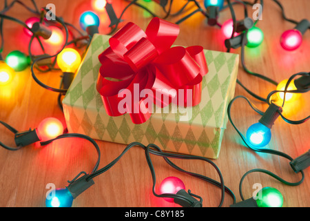 USA, Illinois, Metamora, Nahaufnahme von Weihnachtsgeschenk und Weihnachtsbeleuchtung Stockfoto