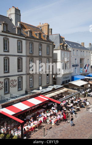 Cafés in der ummauerten Stadt, Saint Malo, Bretagne, Frankreich Stockfoto