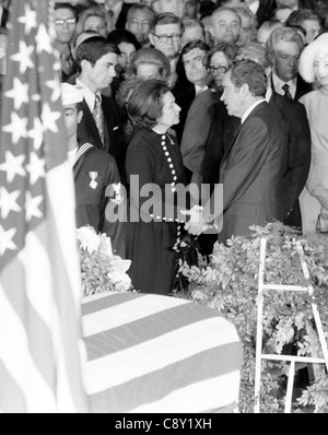 Präsident Nixon Lady Bird Johnson mit Sarg im Vordergrund Beileid anzubieten. LBJ Beerdigung Zeremonien Stockfoto