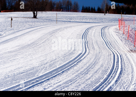 winterliche Landschaft Landschaft mit modifizierten Langlauf Ski Weg. Bondone Berg im Trentino. Italien Stockfoto