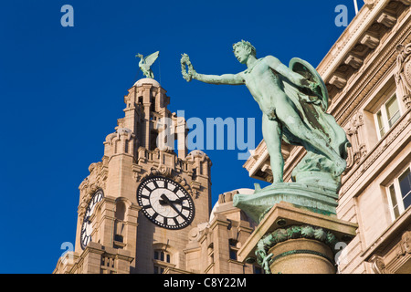 Liver Building und Cunard-Krieg-Denkmal, Liverpool, Merseyside, England Stockfoto