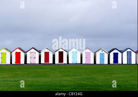 Strandhütten an Broadsands in der Nähe von Paignton, Devon, England. Stockfoto