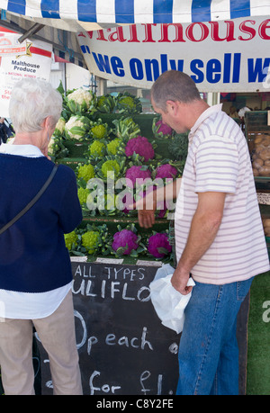 Bauern Markt Standinhaber Verkauf Blumenkohl, Hereford Stockfoto