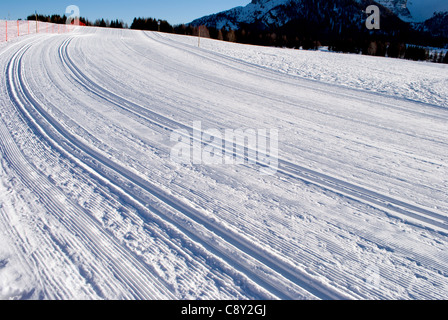 winterliche Landschaft Landschaft mit modifizierten Langlauf Ski Weg. Bondone Berg im Trentino. Italien Stockfoto