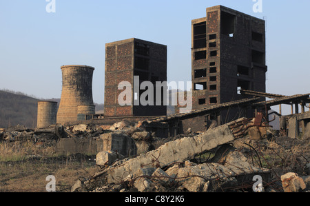 Ruinen eines sehr stark verschmutzten Industrieareals bei Copsa Mica, Rumänien. Stockfoto