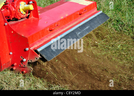 Kleiner Bauernhof Traktor Busch Beschlag auf einer Wiese in Trentino Alto Adige. Italien Stockfoto