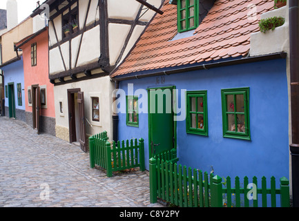 Alte bunte Häuser im goldenen Gässchen oder Zlata Ulicka auf der Prager Burg in Prag in der Tschechischen Republik Stockfoto