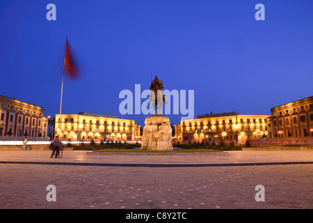 Regierungsgebäude und Reiterstatue von Skanderbeg in Skanderbeg-Platz in der Abenddämmerung, zentrale Tirana, Albanien Stockfoto