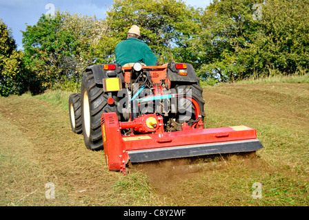 Kleiner Bauernhof Traktor Busch Beschlag auf einer Wiese in Trentino Alto Adige. Italien Stockfoto