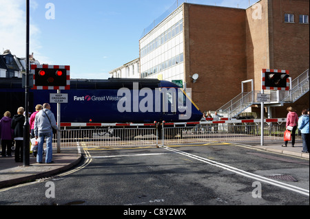 Zug in Richtung Grenzübergang in Paignton, Devon, England. Stockfoto