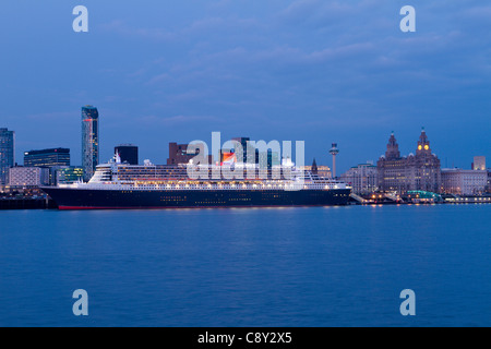 Queen Mary 2 vor Anker, Liverpool Stockfoto