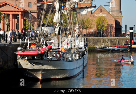 Zwei Masten Brig, ASTRID, Baujahr 1918, binden in der Canning Dock, Liverpool, Merseyside, England. VEREINIGTES KÖNIGREICH. April 2011 Stockfoto