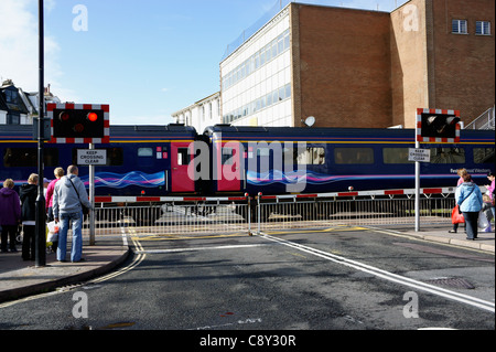 Zug in Richtung Grenzübergang in Paignton, Devon, England. Stockfoto