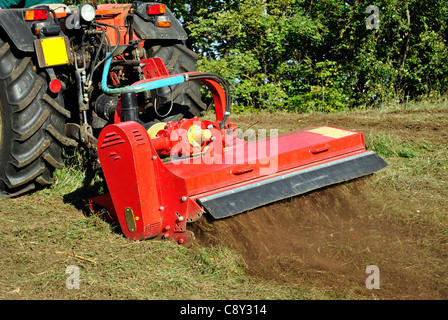 Kleiner Bauernhof Traktor Busch Beschlag auf einer Wiese in Trentino Alto Adige. Italien Stockfoto