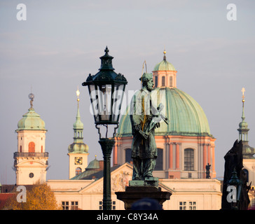 Detail der Karlsbrücke in Prag in der Tschechischen Republik Stockfoto