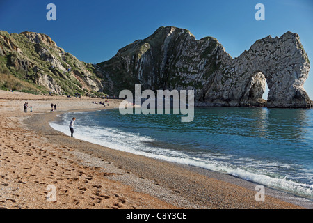 Menschen am Strand unterhalb Durdle Door - ein natürlicher Bogen auf der World Heritage Coast in Dorset England UK Stockfoto