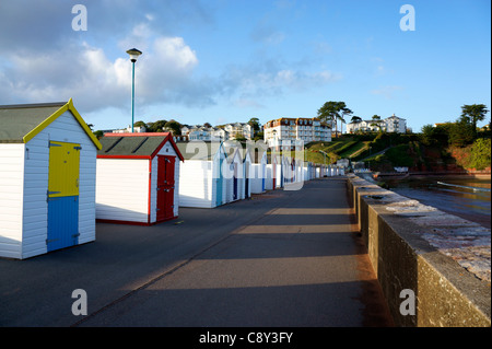 Strandhütten auf der Promenade am Goodrington Sands in Paignton, Devon, England. Stockfoto