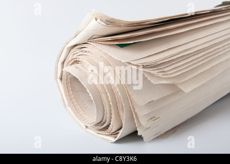 Rolle der Zeitung auf dem weißen Hintergrund Stockfoto