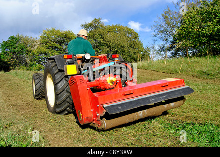 Kleiner Bauernhof Traktor Busch Beschlag auf einer Wiese in Trentino Alto Adige. Italien Stockfoto