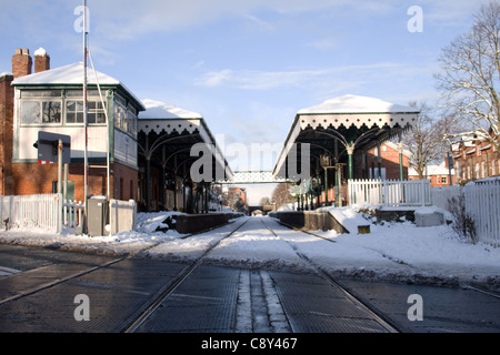 Schnee kommt Hale Bahnhof in Greater Manchester, England Stockfoto