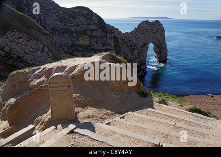 Wegweiser auf dem South West Coast Path oben Durdle Door - ein natürlicher Bogen auf der World Heritage Coast in Dorset England UK Stockfoto