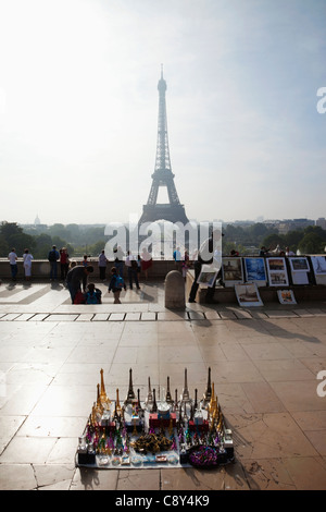 Frankreich, Paris, Eiffelturm und Souvenirs Stockfoto