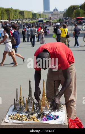 Frankreich, Paris, afrikanische Souvenir Anbieter unter dem Eiffelturm Stockfoto