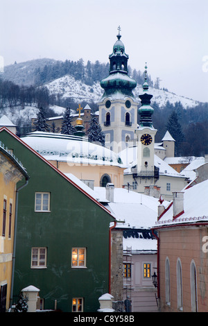 Banska Stiavnica - Türme von Rathaus und das alte Schloss im winter Stockfoto