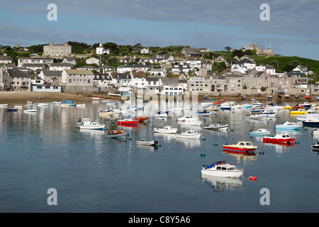 Boote im Hafen von St. Marien auf einem noch Sommer Morgen, Isles of Scilly, Cornwall UK. Stockfoto