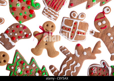 Hausgemachter Lebkuchen mit verschiedenen Formen isoliert auf weißem Hintergrund Stockfoto