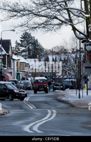 Wackelig, kurvenreiche Straße im winterlichen Straßenverhältnissen Stockfoto