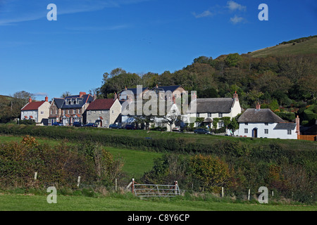 Eine Reihe von Hütten und Häuser von sortierten Arten und Termine Lulworth Cove auf der World Heritage Coast in Dorset England UK Stockfoto