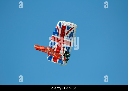 Der Tiger Freefall Team von der Prinzessin von Wales Royal Regiment geben eine Anzeige im Chatsworth Country fair Derbyshire Stockfoto