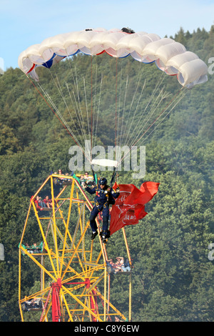 Der Tiger Freefall Team von der Prinzessin von Wales Royal Regiment geben eine Anzeige im Chatsworth Country fair Derbyshire Stockfoto