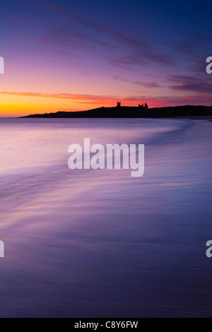 England, Northumberland, Embleton Bay. Eine bunte Anzeige von vor Sonnenaufgang Farben Popularitätswert auf dem nassen Sand Embleton Bay Stockfoto