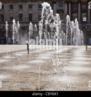 England, der Londoner Somerset House. Tanzende Fontänen im zentralen Hof des Somerset House in London. Stockfoto