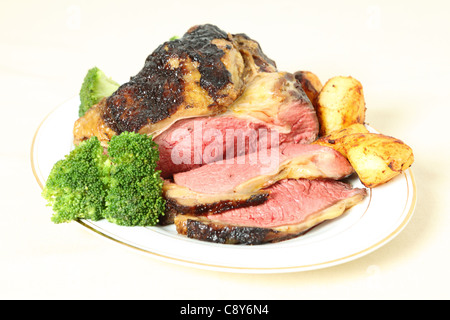 Eine geröstete Fuge von Balsamico glasiert Rindsfilet auf einem Teller mit Bratkartoffeln und gekochten Brokkoli Stockfoto