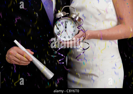 Paar Holding Wecker zeigt Bruchteil Minute zu Neujahr Stockfoto