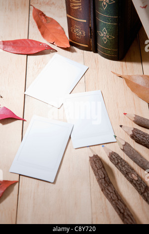 Laub mit weißen Papieren eine hölzerne Bleistifte Stockfoto