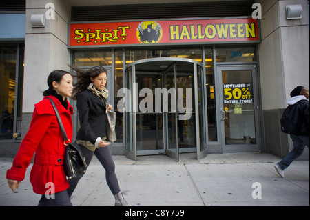 Der Geist Halloween Pop-up-Store im New Yorker Stadtteil Chelsea versucht nicht verkaufter Ware entladen Stockfoto