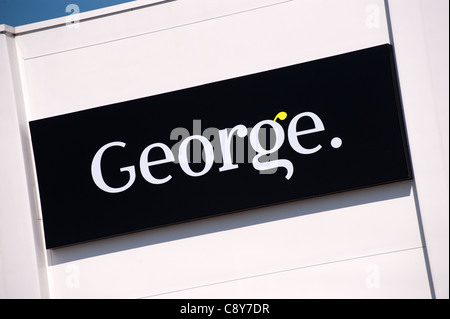 George am Asda-Schild an der Außenseite der Niederlassung eines UK-Store Stockfoto