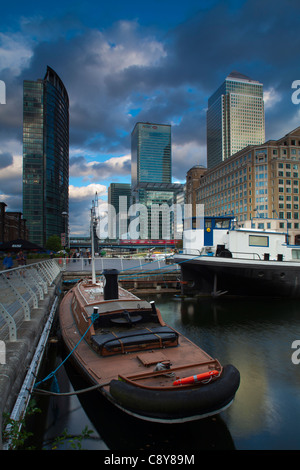 England, London Docklands, West India Quay. One Canada Square, eines der höchsten Gebäude Großbritanniens hinter West India Quay Stockfoto