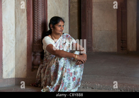 sitzende Frau im Inneren Humayun Grab Delhi Indien Stockfoto