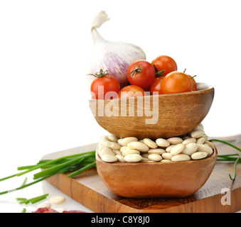 Baby Limabohnen, Tomaten und Gewürzen In Holzschalen Stockfoto