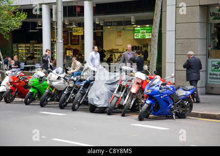 Motorräder und Motorroller in der Kent Street, Sydney, australien, geparkt Stockfoto