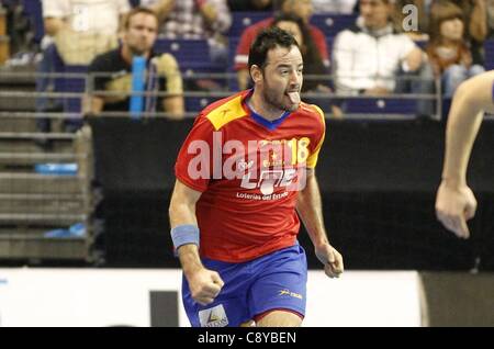 03.11.2011. Berlin, Deutschland. Handball Supercup Länderspiel.  Iker Romero Spanien jubeln nach einem Tor Stockfoto