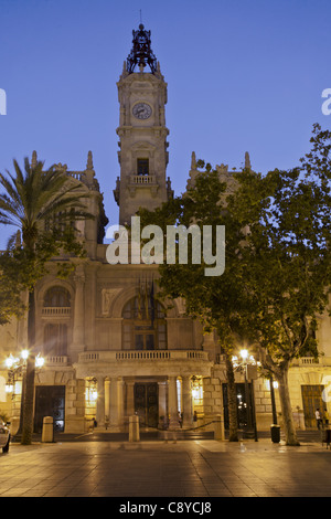 Plaza del Ayuntamiento, Rathaus in der Abenddämmerung, Valencia, Spanien, Stockfoto