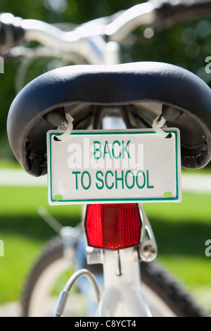 USA, Illinois, Metamora, Fahrrad mit 'Back to School'-Zeichen